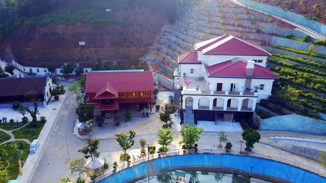 Em[-]ruột[-]bí[-]thư[-]Tỉnh[-]ủy[-]xây[-]dựng[-]biệt[-]thự[-]trên[-]đất[-]rừng[-]giữa[-]thành[-]phố[-]gây[-]xôn[-]xao